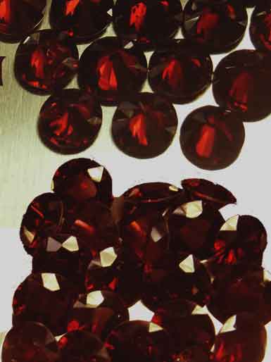 Garnet, dark red, untreated, diamond cut rounds, 1ct.-1.5ct.